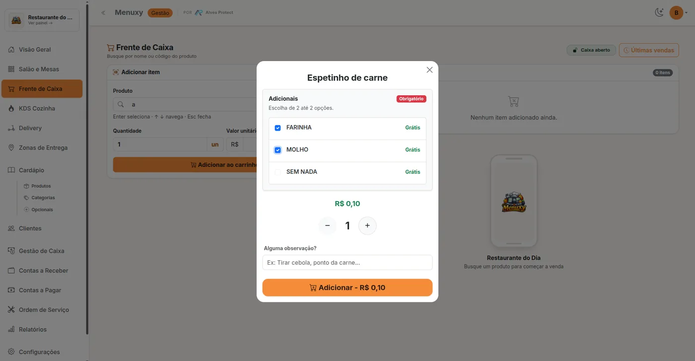 Frente de caixa com a janela do espetinho de carne aberta, mostrando os adicionais obrigatórios.
