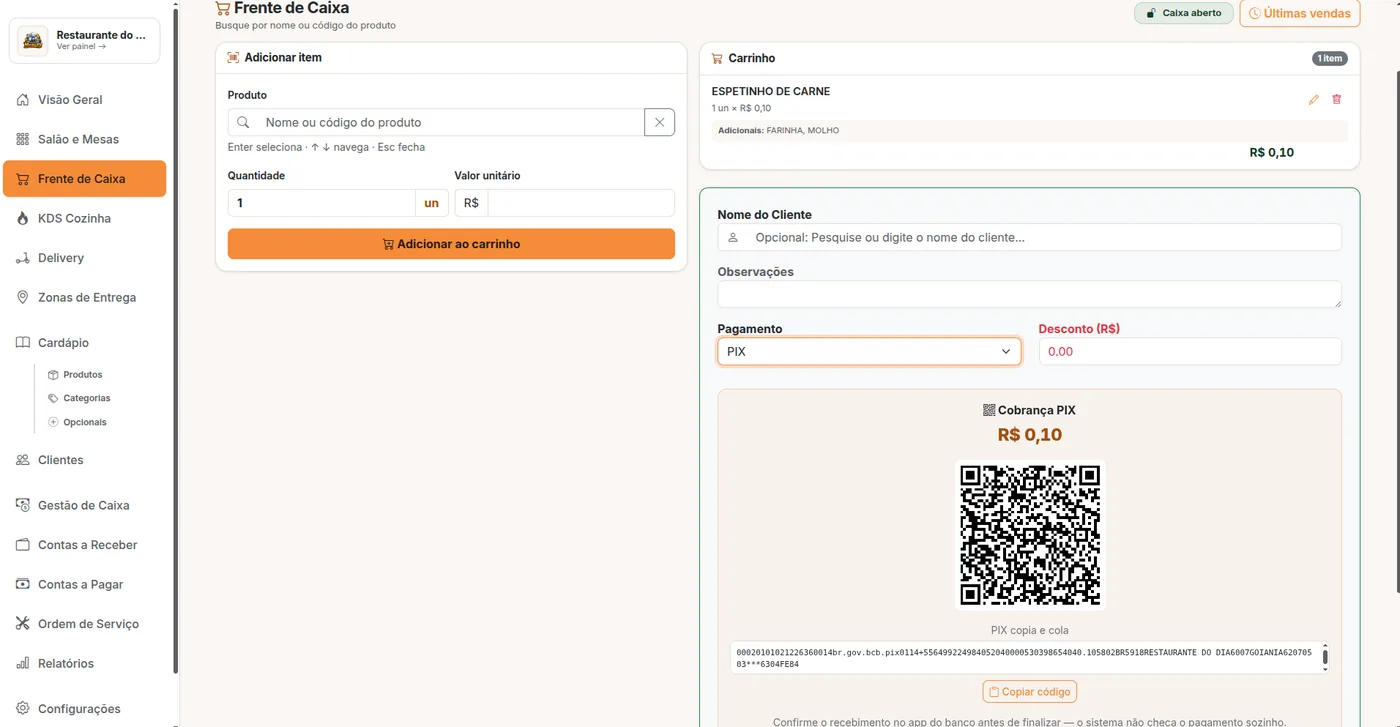 Frente de caixa com a cobrança PIX aberta: QR code, valor e o código copia e cola.